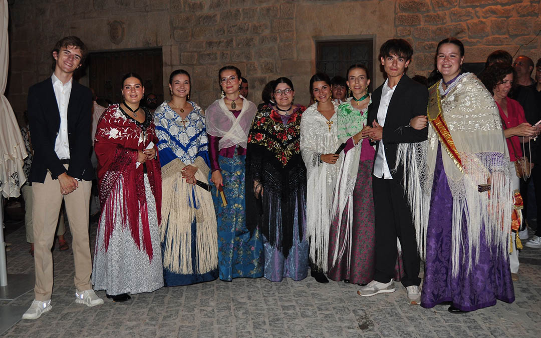 Foto de familia de las Reinas de 2024 y varios de los integrantes de 2023./ J.L.
