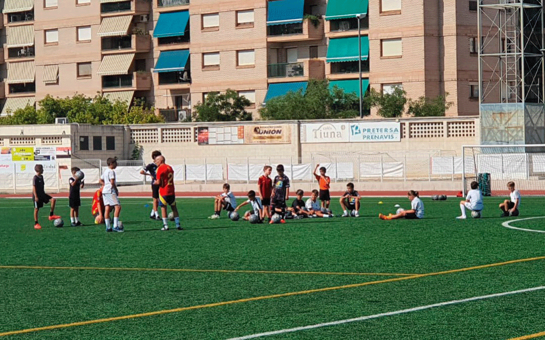 Juan Señor dando una charla a los alumnos del campus previo al primer entreno. /Claudio Ríos