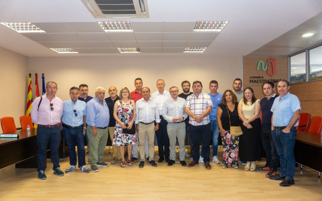 Reunión ayer de alcaldes del Maestrazgo, Diputación de Teruel y el Instituto Aragonés del Agua en la sede comarcal, en Cantavieja./ C.M.