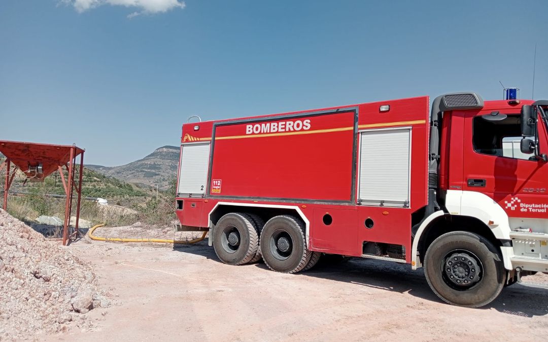 Abastecimiento de agua por los Bomberos de la Diputación de Teruel en Cantavieja./ DPT.