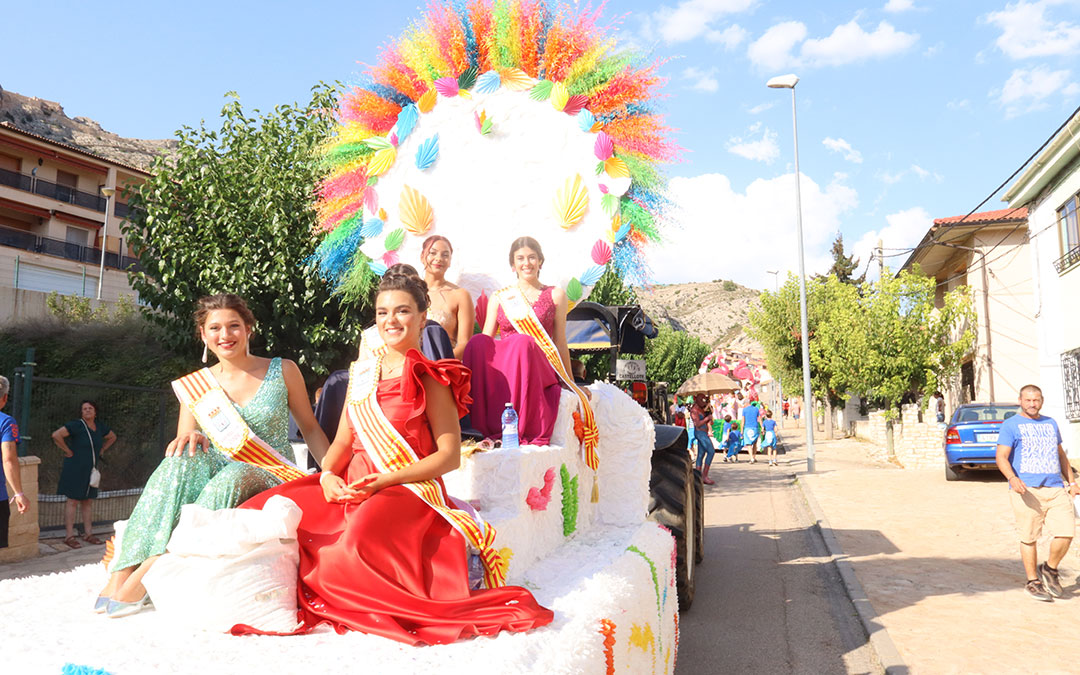 Desfile de carrozas en Castellote/ A.Z