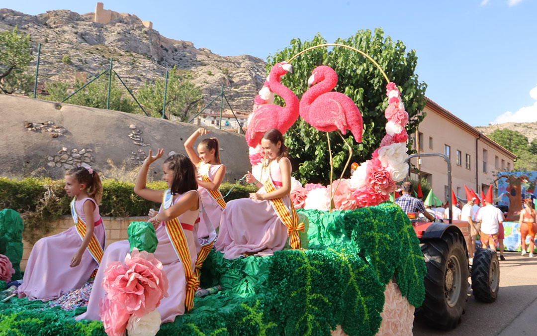 Desfile de carrozas en Castellote/ A.Z