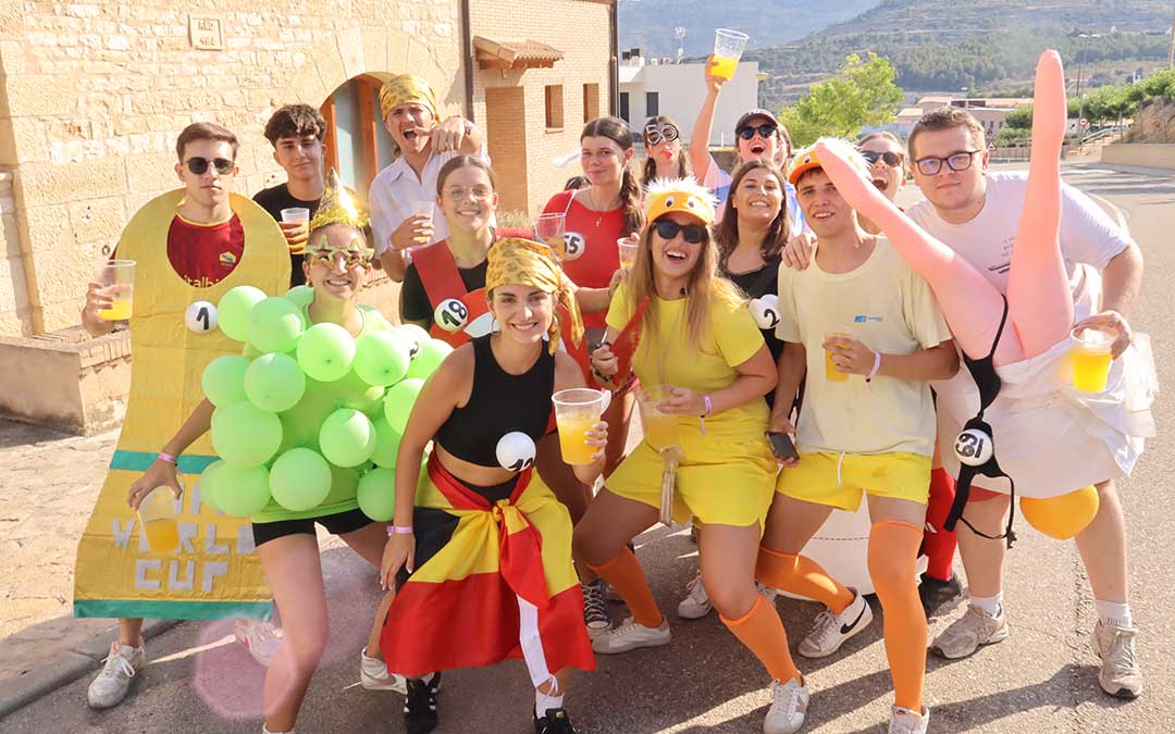 Desfile de carrozas en Castellote/ A.Z