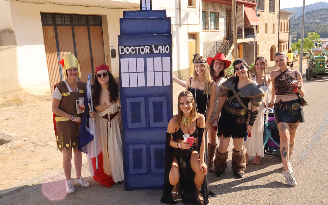 Desfile de carrozas en Castellote/ A.Z