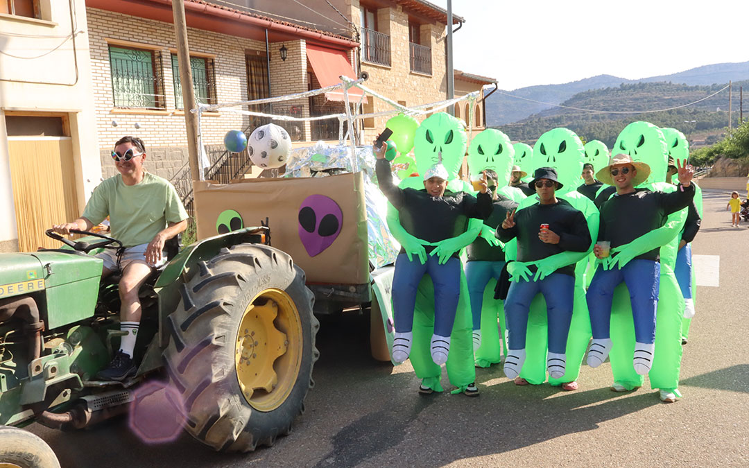 Desfile de carrozas en Castellote/ A.Z