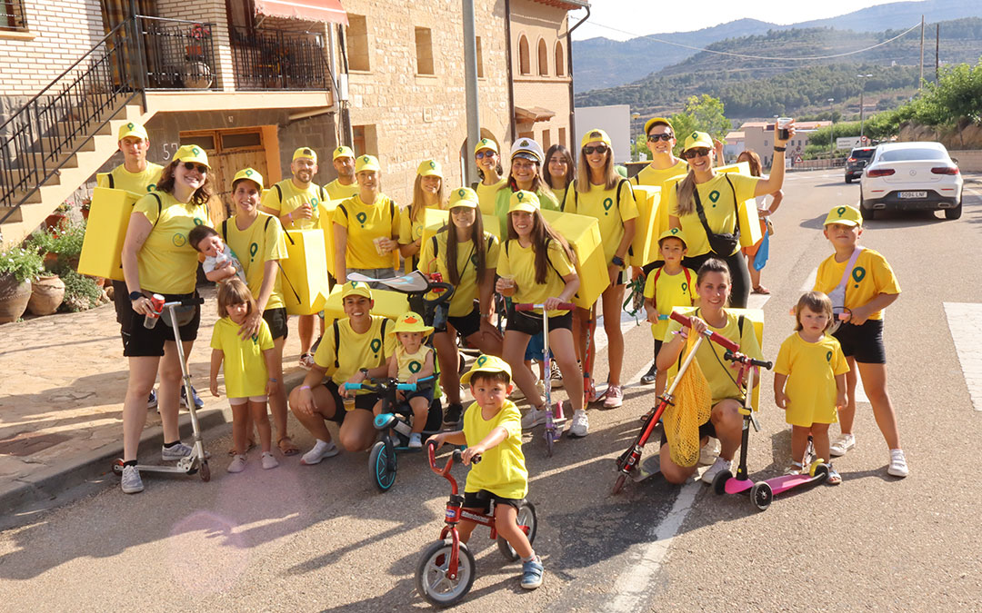 Desfile de carrozas en Castellote. / A.Z