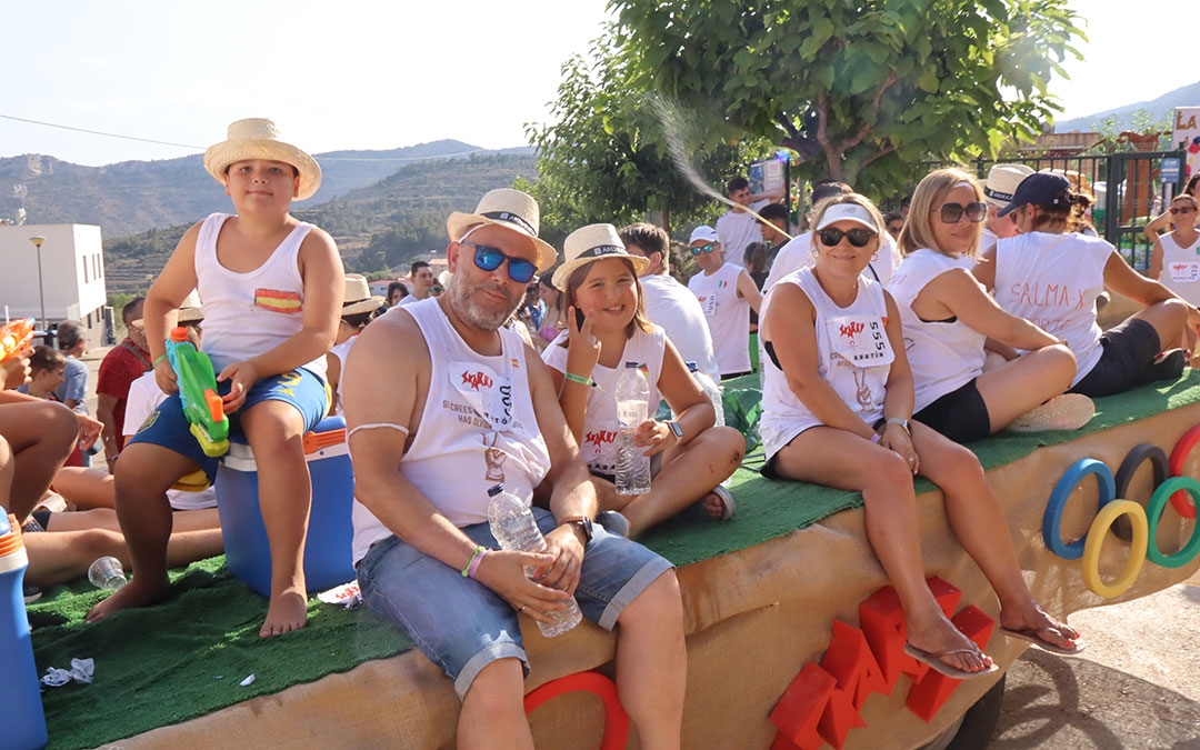 Desfile de carrozas en Castellote/ A.Z