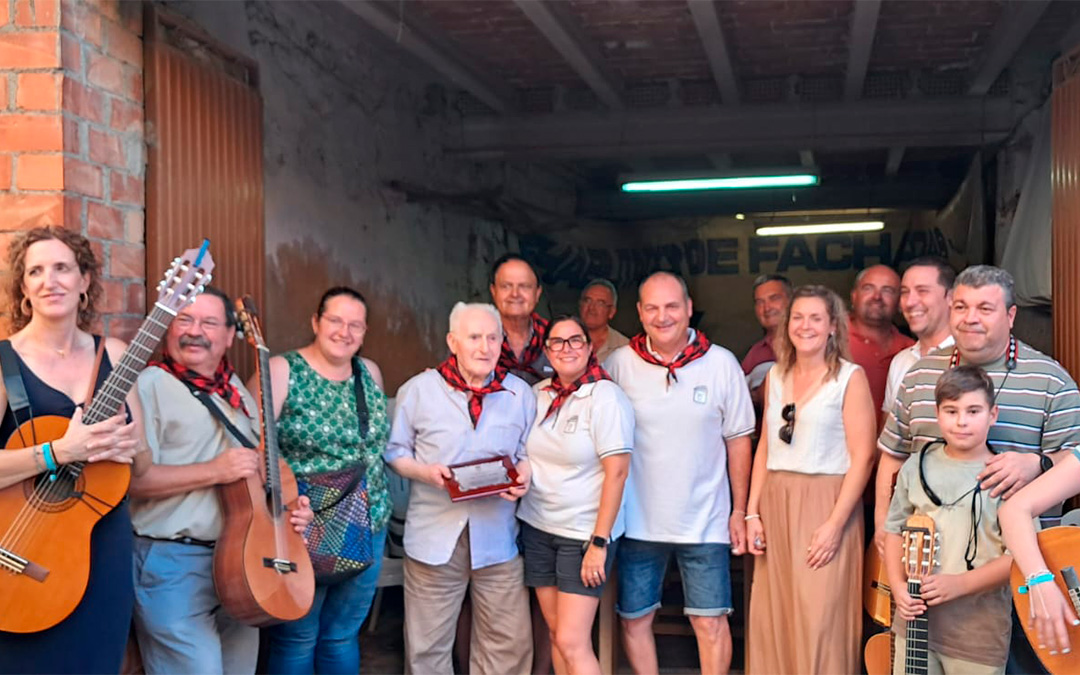 José Catalán junto con la Rondalla Maellana./ Ayto. Maella