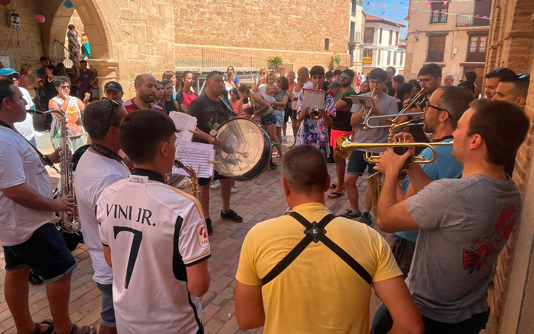 El inicio del pasacalles ha sido amenizado por una charanga. /Imagen cedida