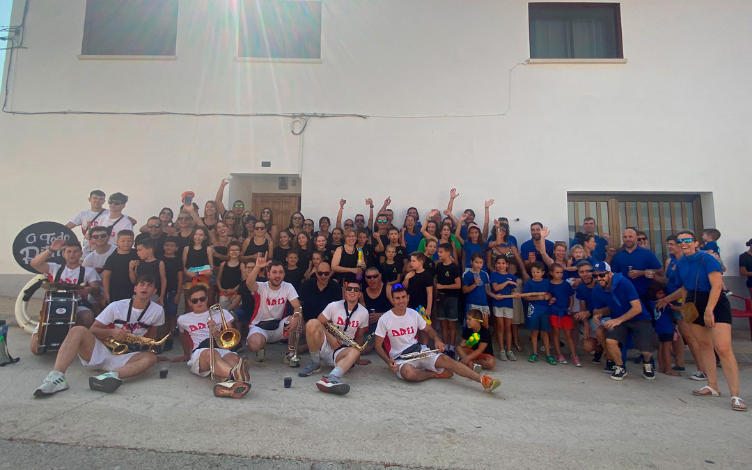 La charanga junto con algunas peñas jóvenes reunidas. /Imagen cedida