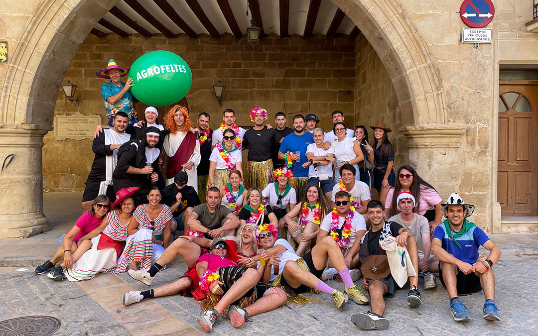 Grupo de las peñas participantes en la comida y/o los juegos./ S.F.
