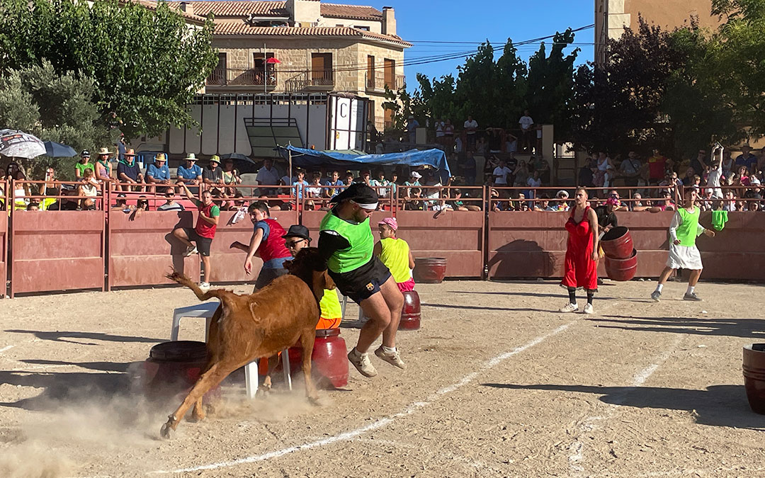 Uno de los participantes en el juego de las sillas./ S.F.