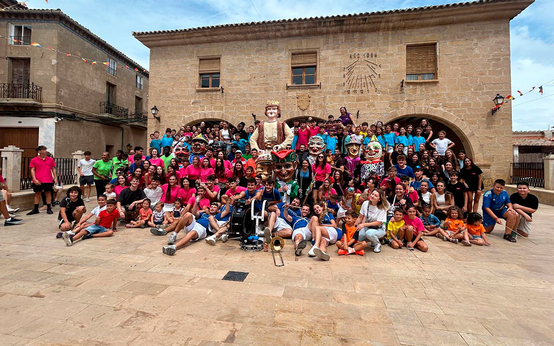 Foto de grupo de todos los asistentes al chupinazo de Fabara junto a los cabezudos y la charanga. / Eva Vallespí
