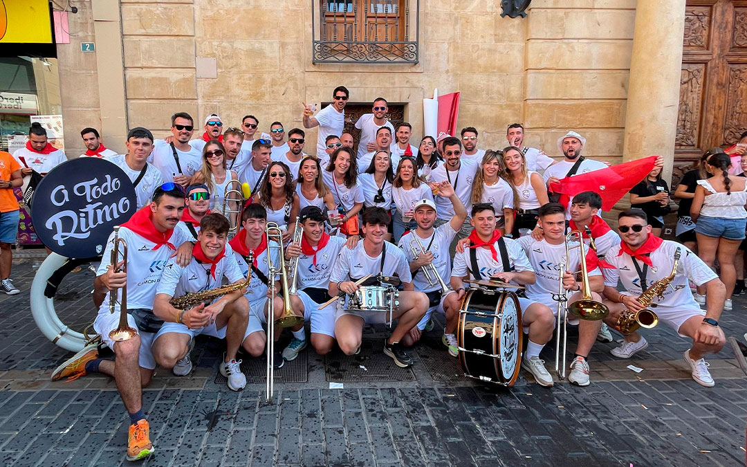 Foto de familia de la peña Deklive junto a la charanga. / S.F