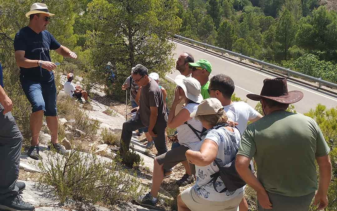 Participantes de las jornadas en el yacimiento de icnitas de dinosaurio de Abenfigo./ L.M.