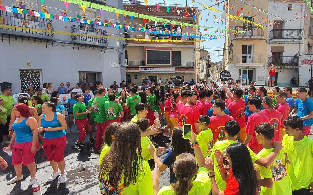 Las peñas concentradas con la charanga amenizando el primer acto. /Claudio Ríos