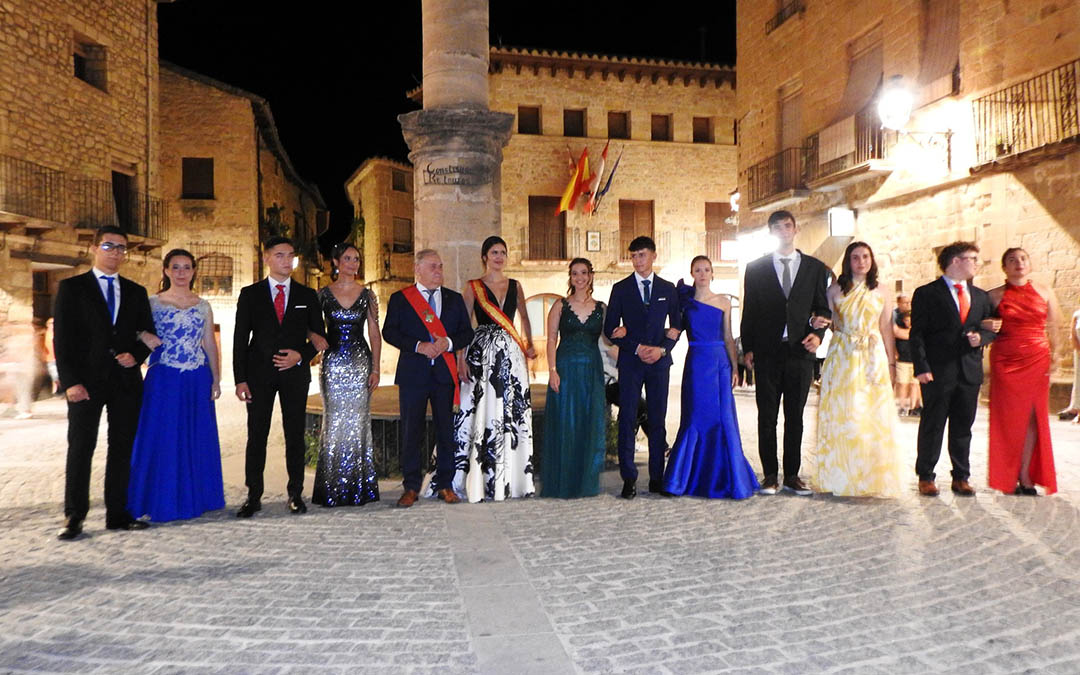 Foto de familia de Reinas, acompañantes y alcalde./ J.L.C.