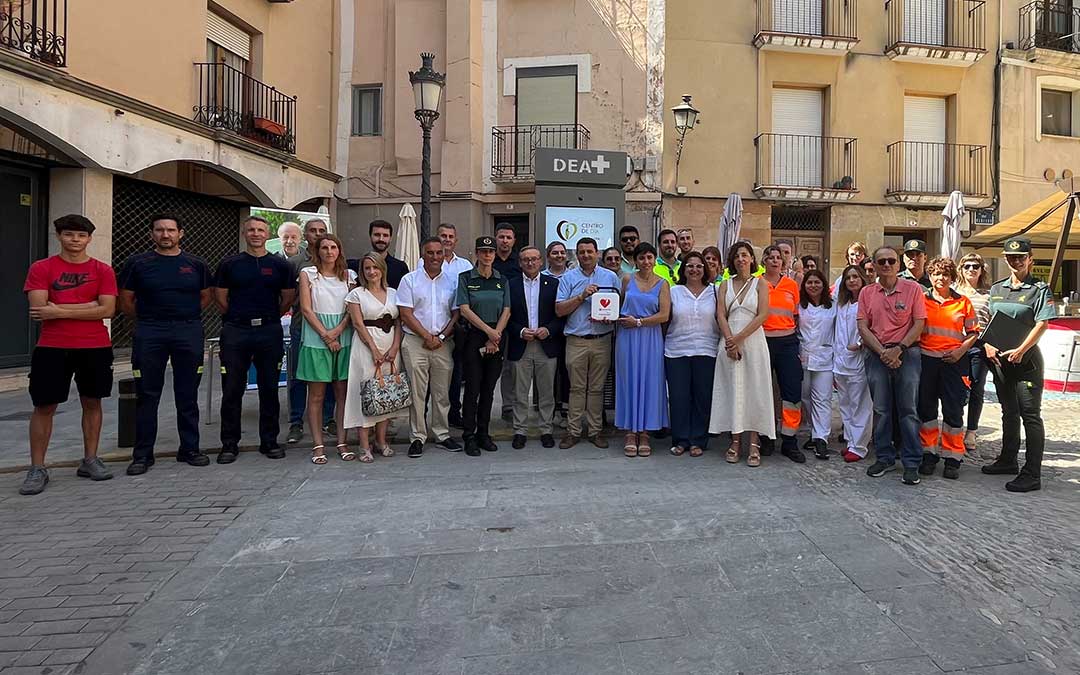 Autoridades, profesionales sanitarios, Guardia Civil, Bomberos, empresa y vecinos que acudieron este viernes a la presentación del desfibrilador / Laura Castel