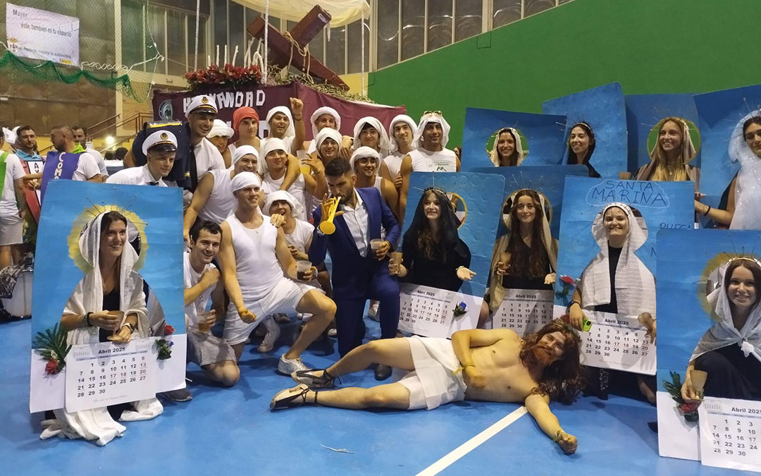 Disfraz muy creativo de un grupo de jóvenes de Castelserás. / A.Z