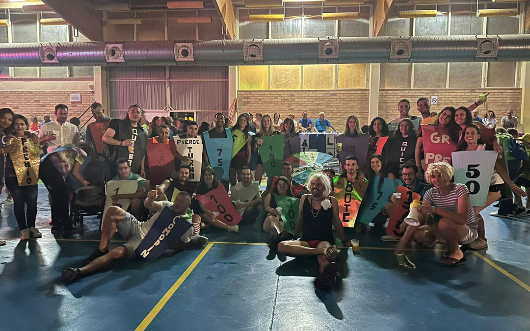 Concurso de disfraces del sábado. La ruleta de la suerte triunfo entre los asistentes. / L.C