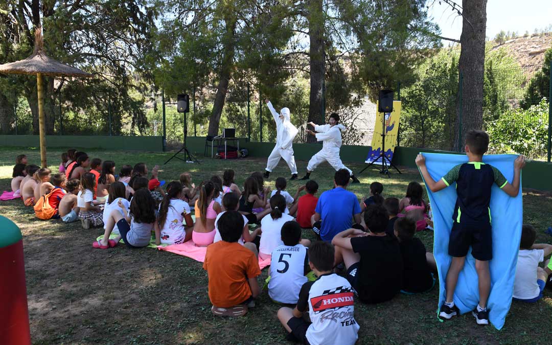 Basurila y Recogedor durante su taller en las piscinas de Alcañiz./ Ayto Alcañiz