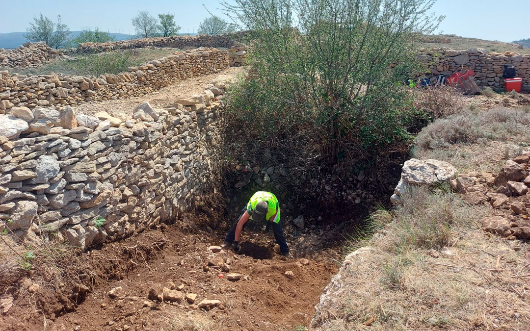 Imágenes de los trabajos que se han realizado junto a la ermita del Cid de La Iglesuela./ ArqueoAntro