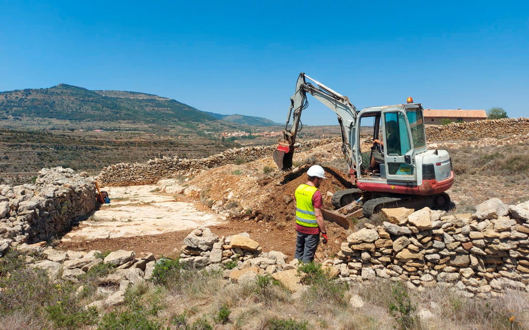Imágenes de los trabajos que se han realizado junto a la ermita del Cid de La Iglesuela./ ArqueoAntro