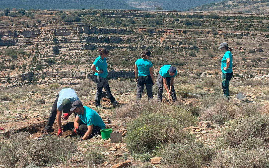 Imágenes de los trabajos que se han realizado junto a la ermita del Cid de La Iglesuela./ ArqueoAntro