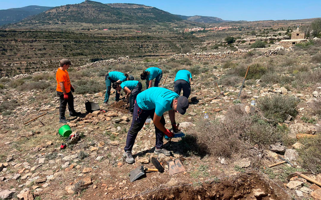 Imágenes de los trabajos que se han realizado junto a la ermita del Cid de La Iglesuela./ ArqueoAntro