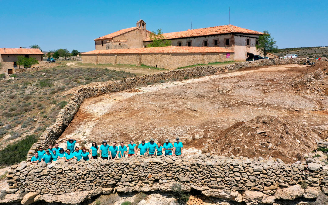 El grupo que ha trabajado en la excavación junto a la parcela donde se encuentra la fosa./ ArqueoAntro