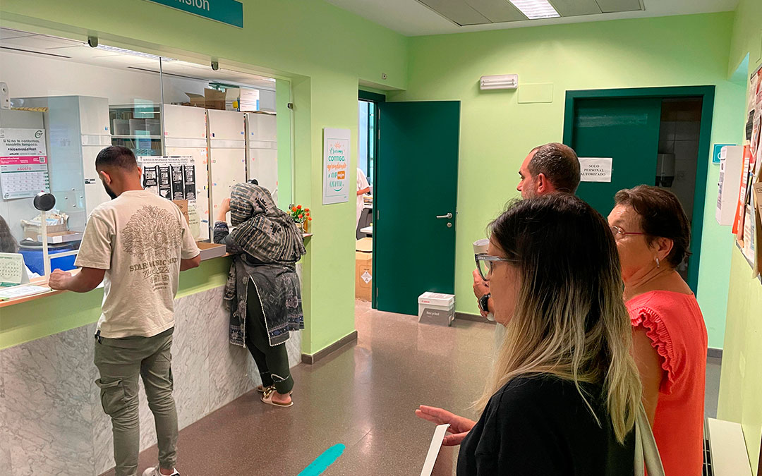 Pacientes en la sala de espera en el centro de salud de Caspe./ Sofía Fondevilla