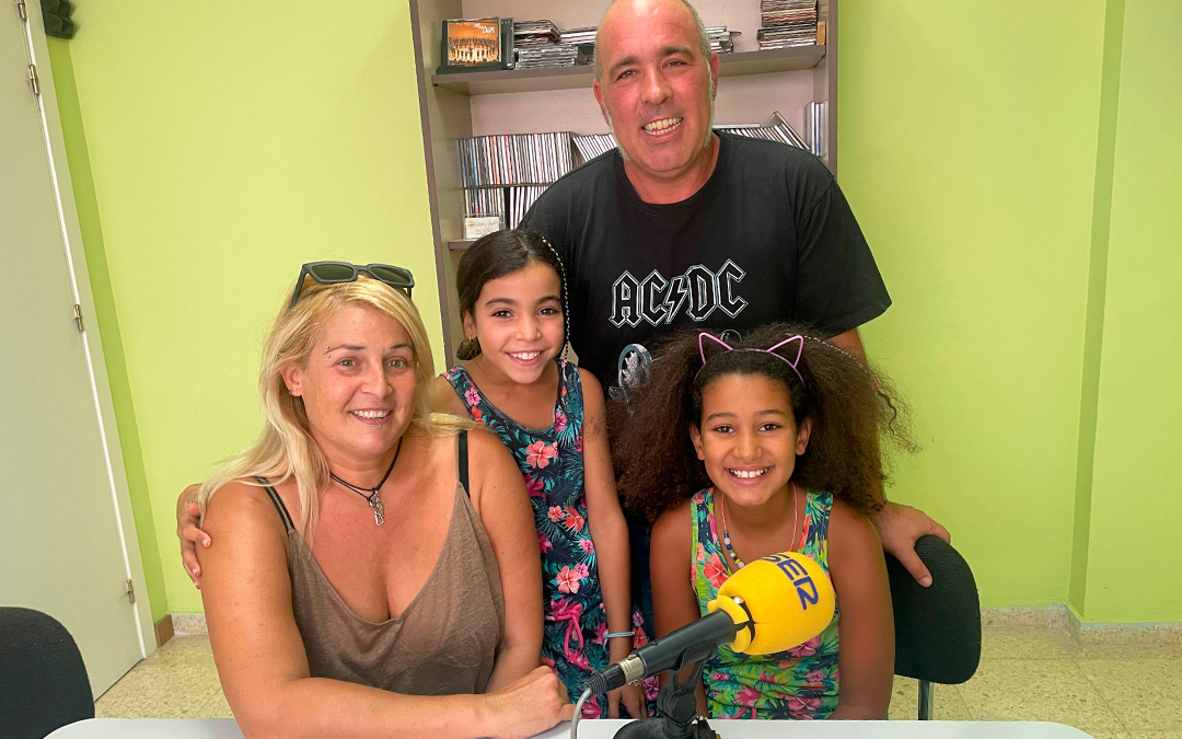 Sara Clavero y Rafa Guardia con Marian y Nasrat en Radio Caspe./ S.F.