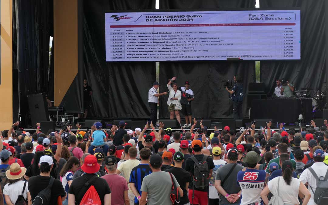 Jorge Martín se subió este viernes al escenario del Fan Festival de Motorland junto a su madre, Susana Almoguera./ M.M.R.