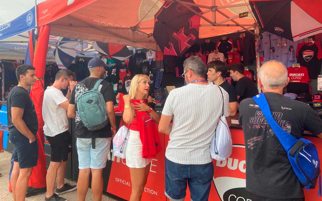 Merchandising en el circuito de Motorland./ M.M.R.