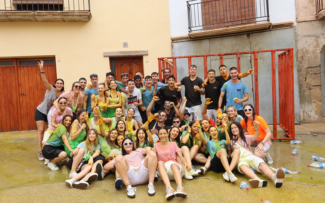 Grupo de jóvenes de Castelserás muy animados en el inicio de las fiestas con el chupinazo y posterior recorrido por las peñas. / A.Z