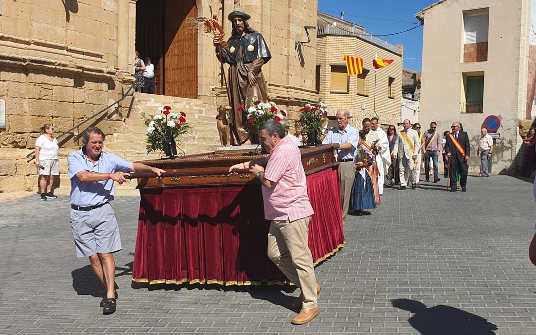 los chipranescos han bajado con la banda hasta el pabellón para disfrutar del tradicional vermut./ Claudio Rios