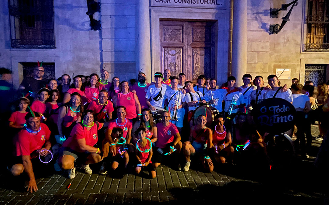 Foto de grupo de la peña Trybu con la charanga antes de subir a la plaza San Roque./ S.F.