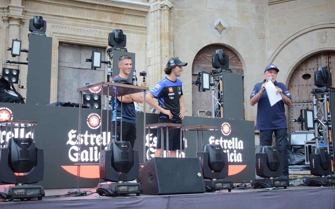 Los pilotos han disfrutado del calor del público en la plaza de España./ M.M.R.
