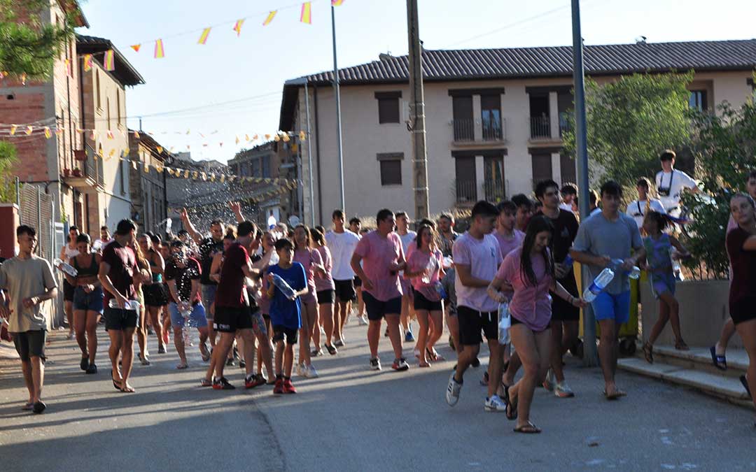 La multitud ha participado en el pasacalles./ J.L.