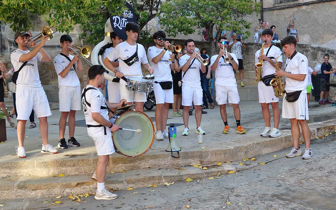 La charanga 'A Todo Ritmo' ha amenizado el pregón de fiestas./ J.L.