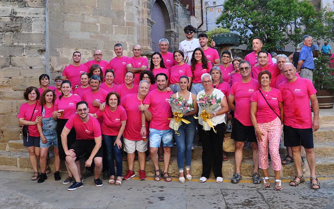 Foto de familia de la Comisión de Fiestas, pregonera de honor y alcaldesa./ J.L.