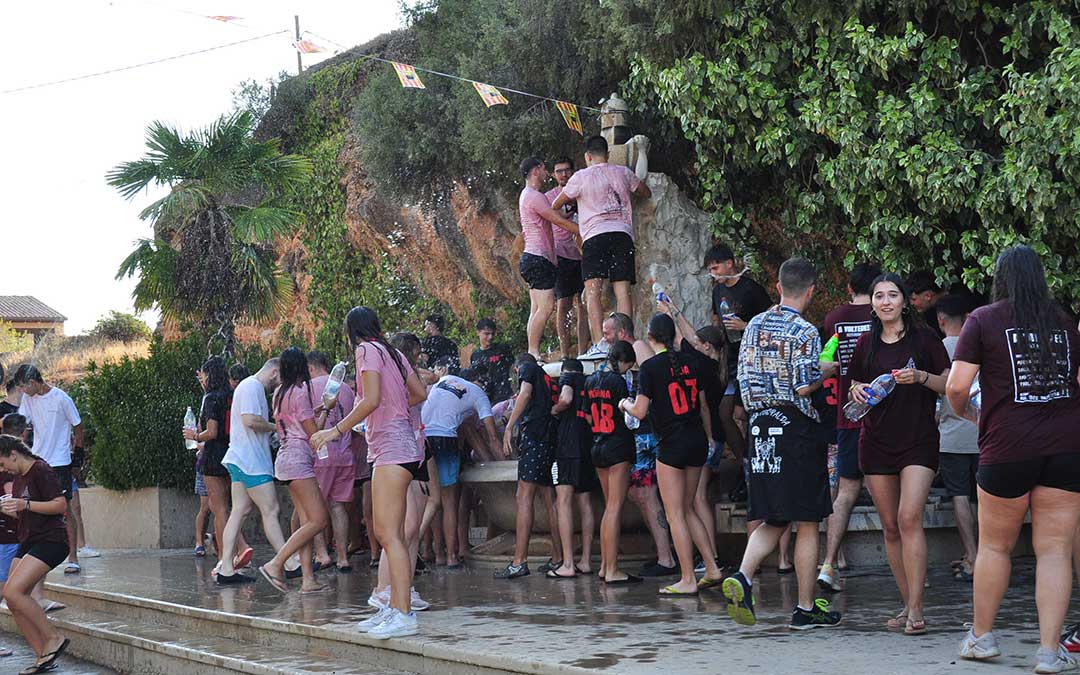 Los peñistas han procedido a la puesta del pañuelo en la emblemática fuente./ J.L.