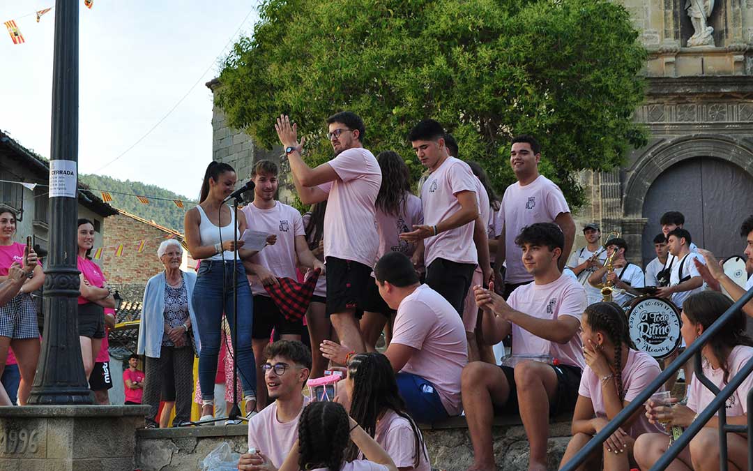 Los peñistas, jóvenes e integrantes de la Comisión de Fiestas han protagonizado el pregón./ J.L.