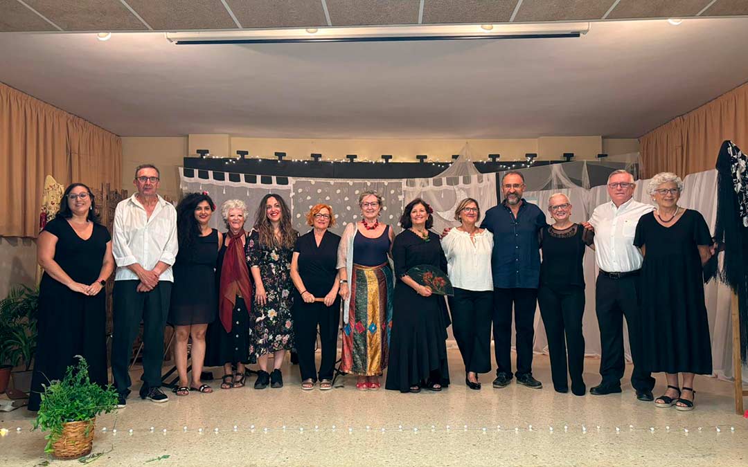 El grupo de teatro 'La Catantrana' antes de su debut este domingo./ R.B.
