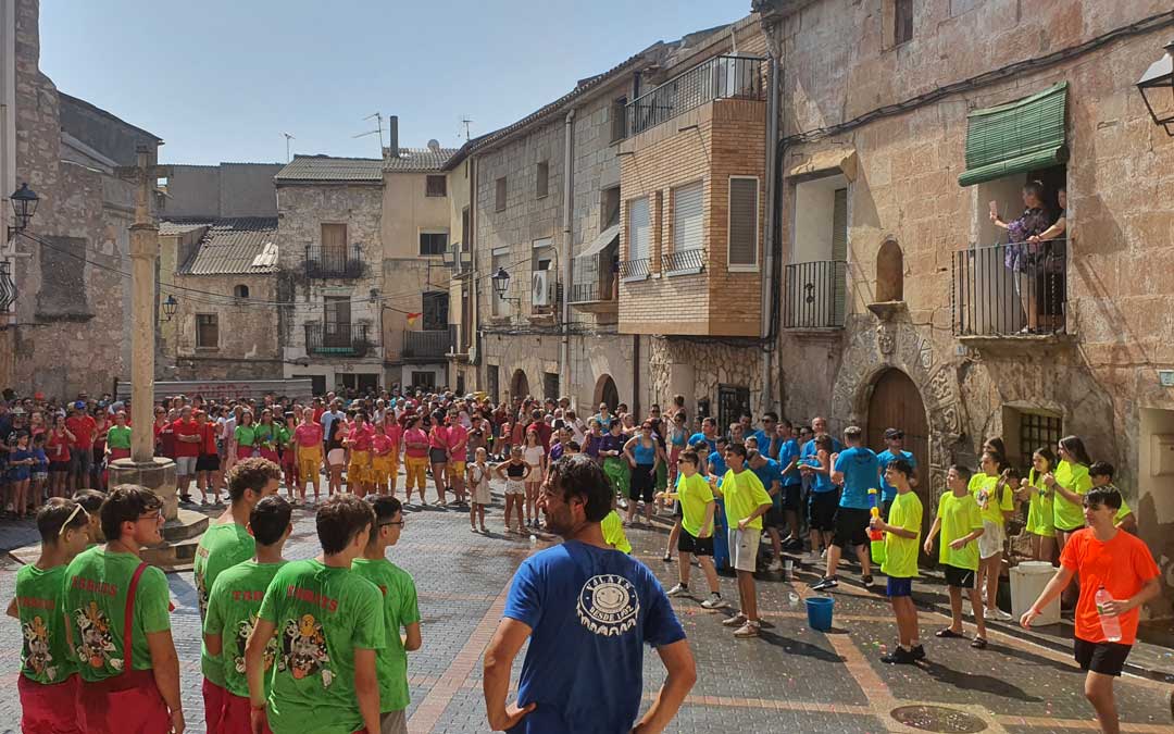 La guerra de globos de agua momentos después de la celebración del chupinazo. /Claudio Ríos