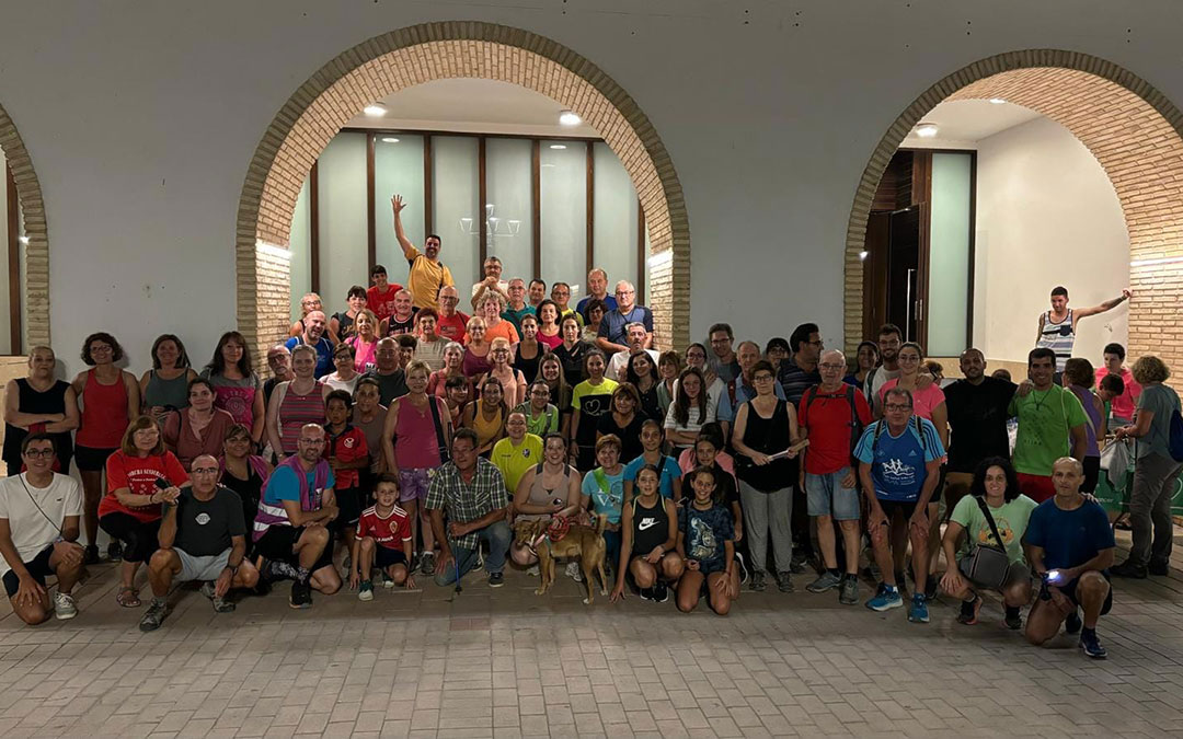 Foto de familia en la plaza de España durante la andada nocturna que recorrió la Ruta de las Ermitas que confeccionó el CEBM. Esta vez fue a beneficio de la AECC. / Culturhijarte