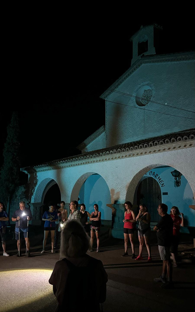 Parada en la ermita del Carmen en la ruta nocturna. / Culturhijarte