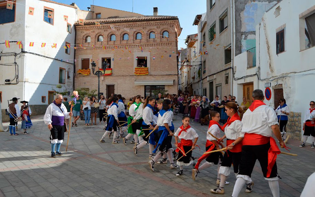 Dance en la plaza de la Parroquia en la procesión del Pan Bendito. / Manuel Forcada - EsHíjar
