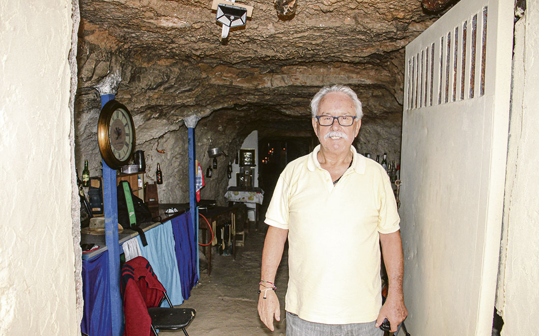 Álvaro Daina sonríe en la puerta de entrada del polvorín, la única que estaba porque el resto las ha puesto él. / B. Severino
