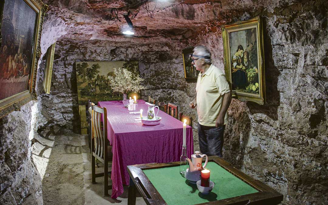 Una de las galerías simula un comedor con sus velas incluidas. Aunque lleva frontal, hay lamparitas también. / B. Severino